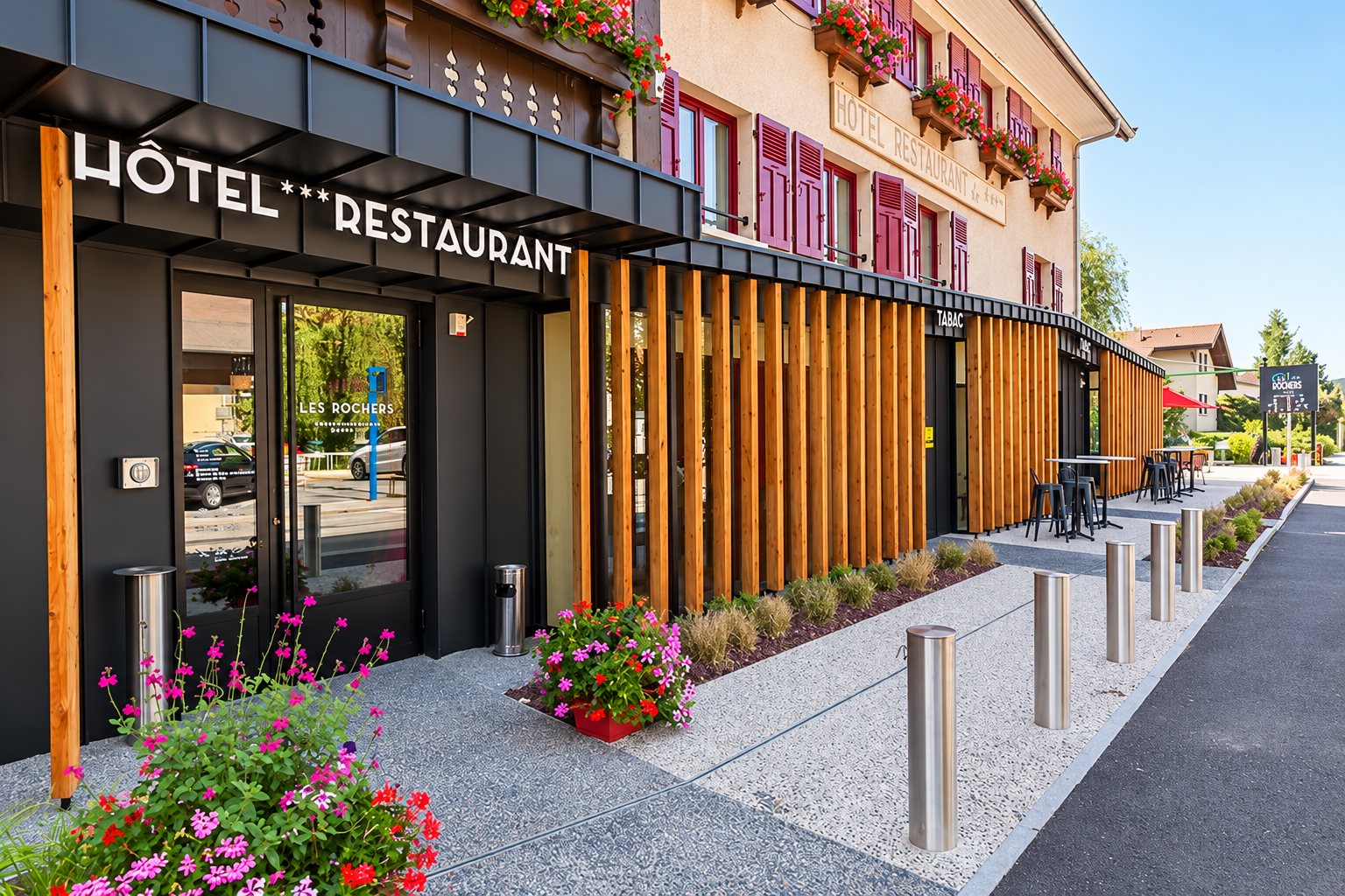 Entrée de l'hôtel-restaurant, façade en lames de bois et jardinières fleuries