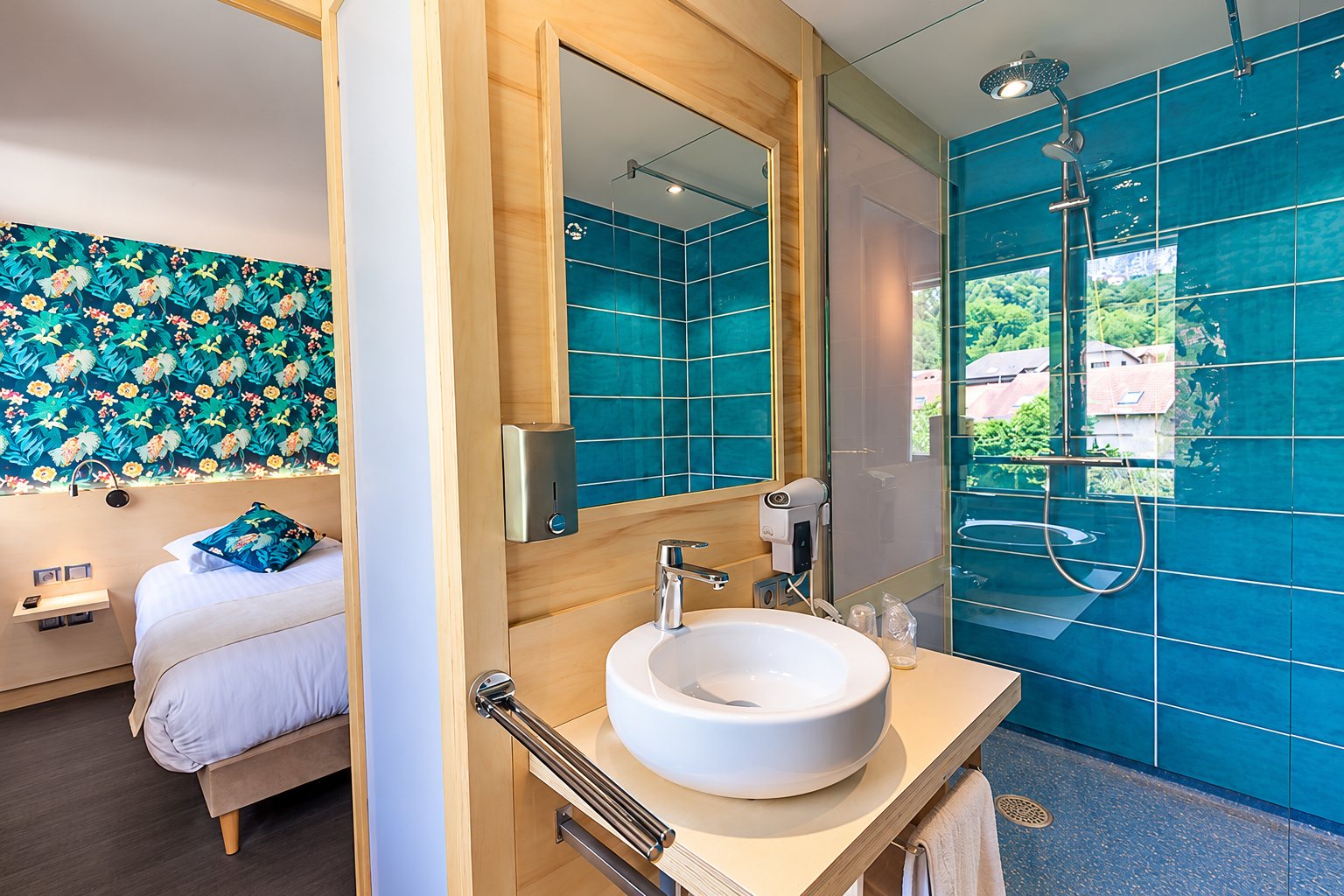 Salle de bain aux carreaux bleus et chambre fleurie