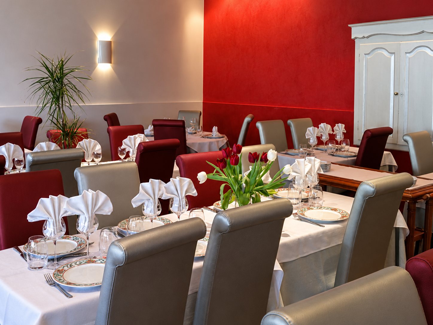 Salle du restaurant avec tables dressées et serviettes pliées